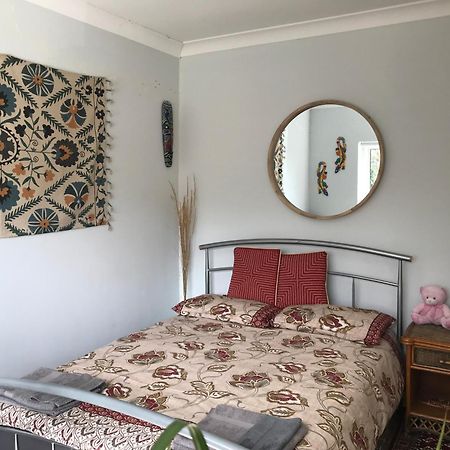 Cozy Double Bedroom In Stunning Bungalow On River Thames - Near Thorpe Park/Royal Holloway University/20Mins From Heathrow Staines-upon-Thames Zewnętrze zdjęcie