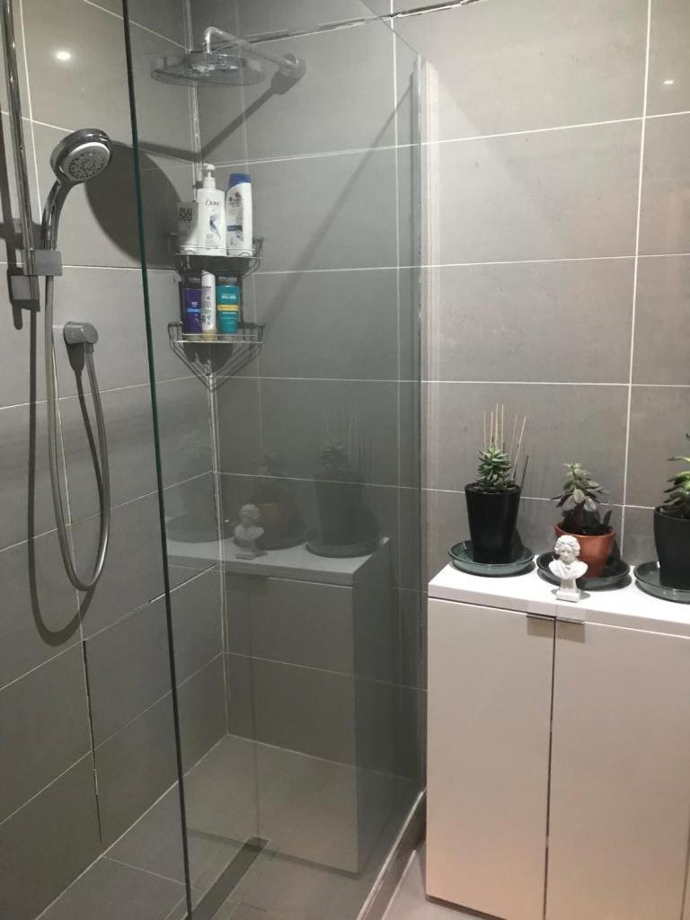 Cozy Double Bedroom In Stunning Bungalow On River Thames - Near Thorpe Park/Royal Holloway University/20Mins From Heathrow Staines-upon-Thames Zewnętrze zdjęcie