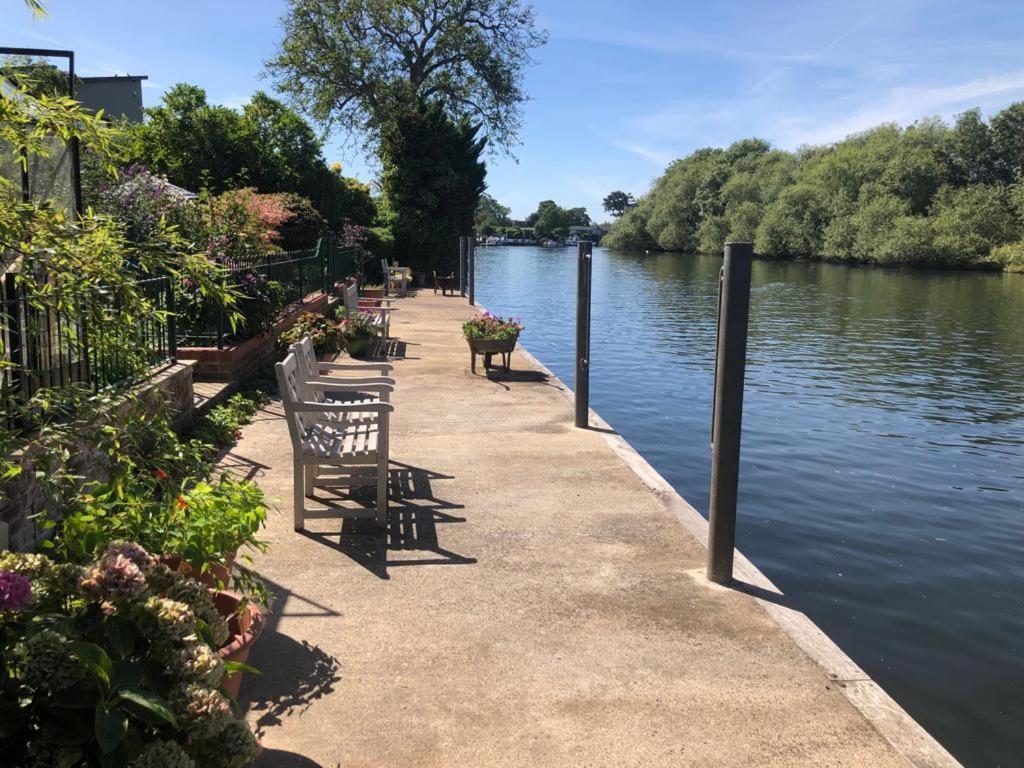 Cozy Double Bedroom In Stunning Bungalow On River Thames - Near Thorpe Park/Royal Holloway University/20Mins From Heathrow Staines-upon-Thames Zewnętrze zdjęcie