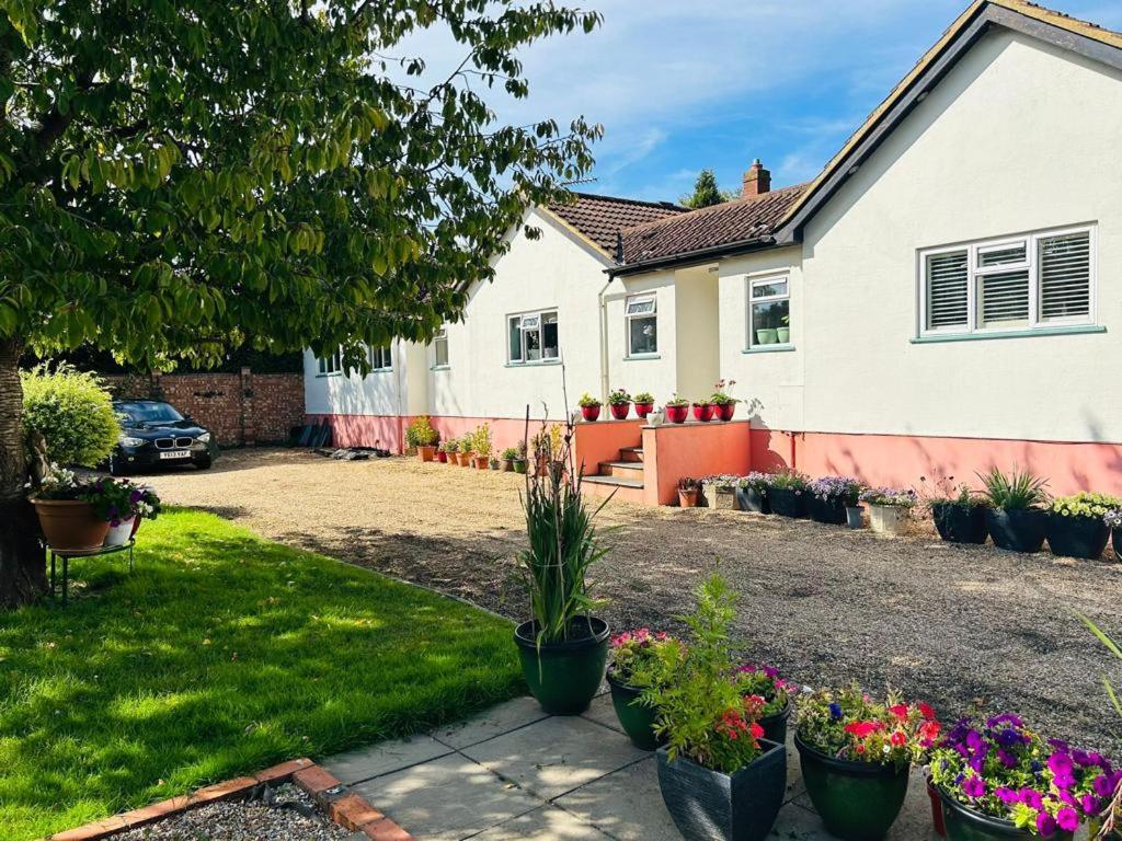 Cozy Double Bedroom In Stunning Bungalow On River Thames - Near Thorpe Park/Royal Holloway University/20Mins From Heathrow Staines-upon-Thames Zewnętrze zdjęcie