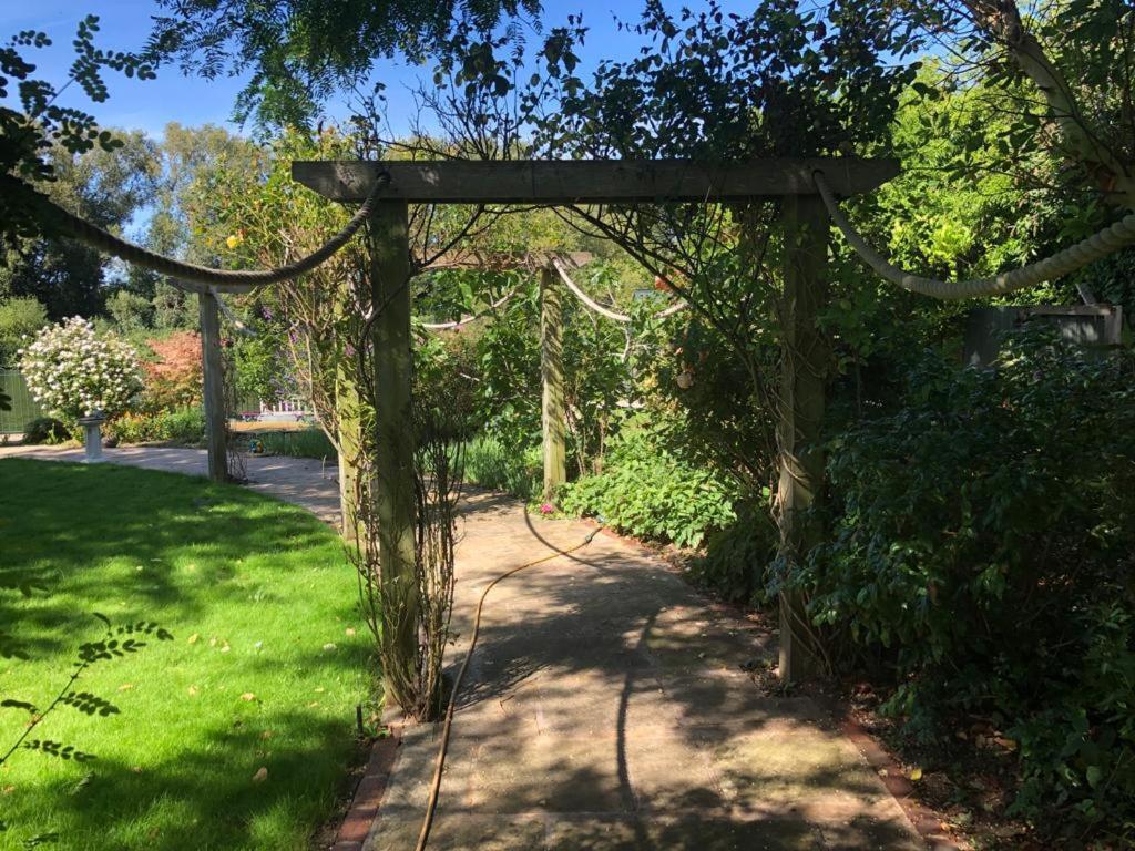 Cozy Double Bedroom In Stunning Bungalow On River Thames - Near Thorpe Park/Royal Holloway University/20Mins From Heathrow Staines-upon-Thames Zewnętrze zdjęcie