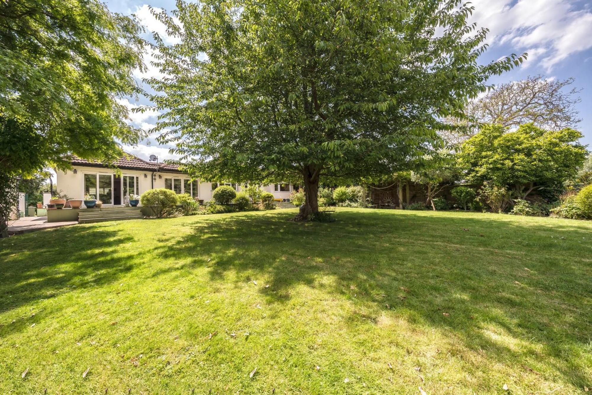 Cozy Double Bedroom In Stunning Bungalow On River Thames - Near Thorpe Park/Royal Holloway University/20Mins From Heathrow Staines-upon-Thames Zewnętrze zdjęcie